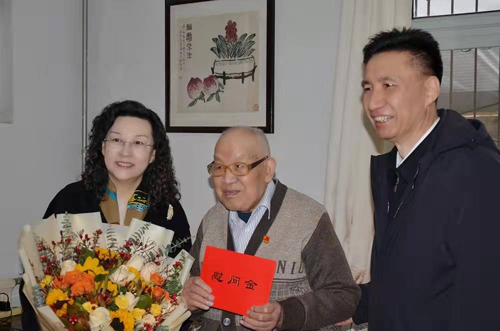 辉达娱乐党委副书记、总经理黄蓓走访慰问离休老干部、老党员