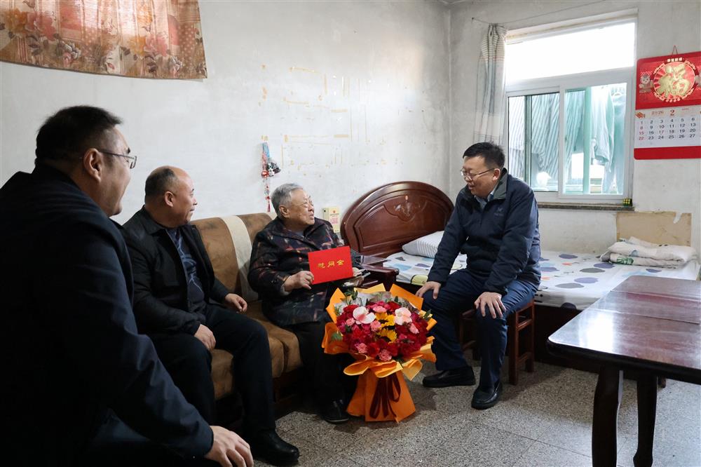 殷殷关怀 情暖新春！ 辉达娱乐走访慰问离退休老干部